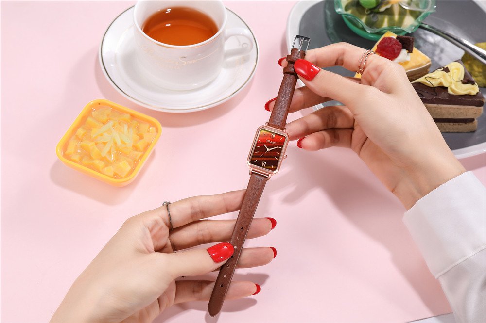 Gradient Water Ripple Retro Watches Women Fashion Exquisite Green Quartz Vintage Leather Wrist Watch Simple Small Female Clock